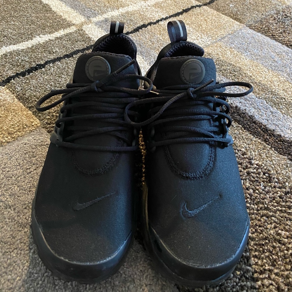 Triple black nike presto
